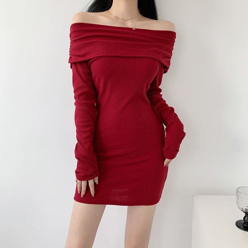 ĐẦM THUN ĐỎ BẸT VAI NGẮN TAY DÀI