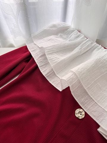 ÁO THUN ĐỎ CỔ BÈO TRẮNG BẸT VAI