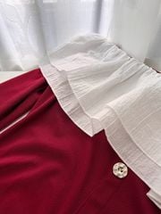 ÁO THUN ĐỎ CỔ BÈO TRẮNG BẸT VAI