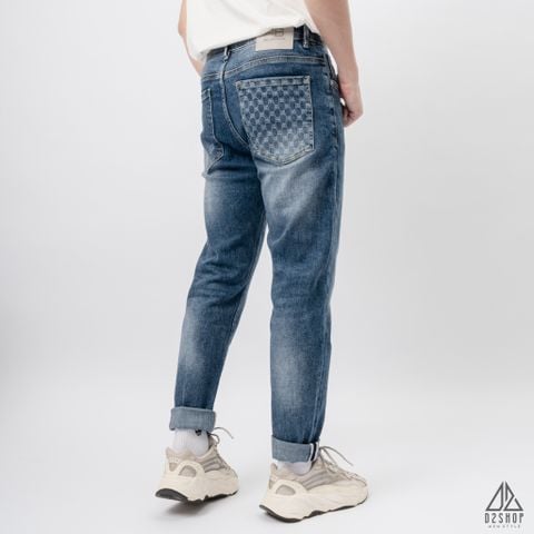 Quần jean xanh in túi họa tiết BB