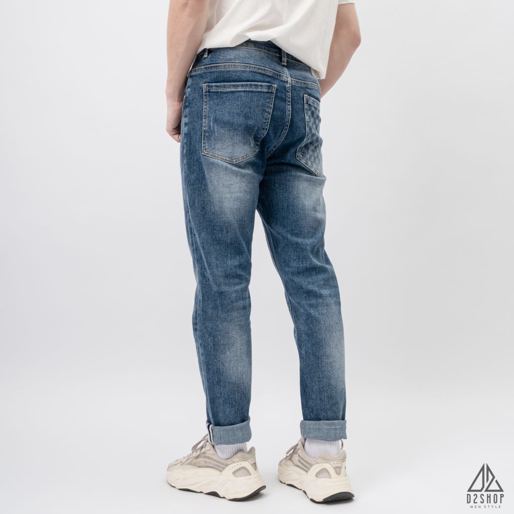 Quần jean xanh in túi họa tiết BB