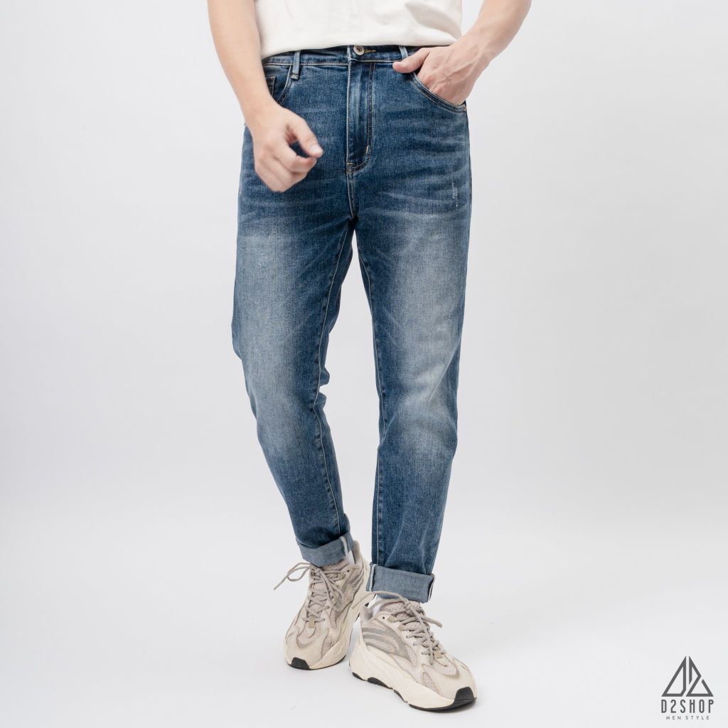 Quần jean xanh in túi họa tiết BB