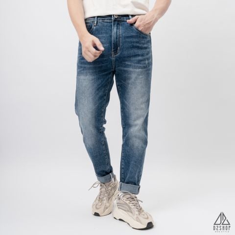 Quần jean xanh in túi họa tiết BB
