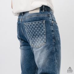 Quần jean xanh in túi họa tiết BB