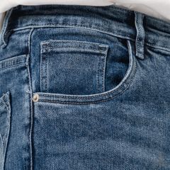 Quần jean xanh túi thêu nổi hình thoi