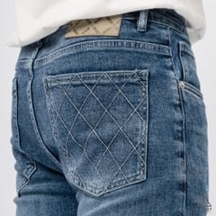 Quần jean xanh túi thêu nổi hình thoi