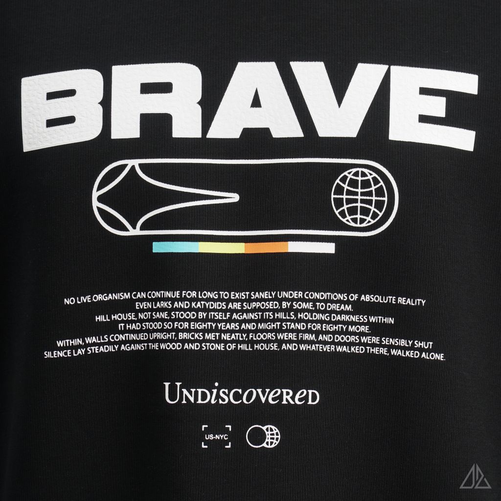 Áo thun cổ tròn in chữ Brave