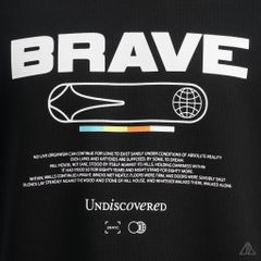 Áo thun cổ tròn in chữ Brave