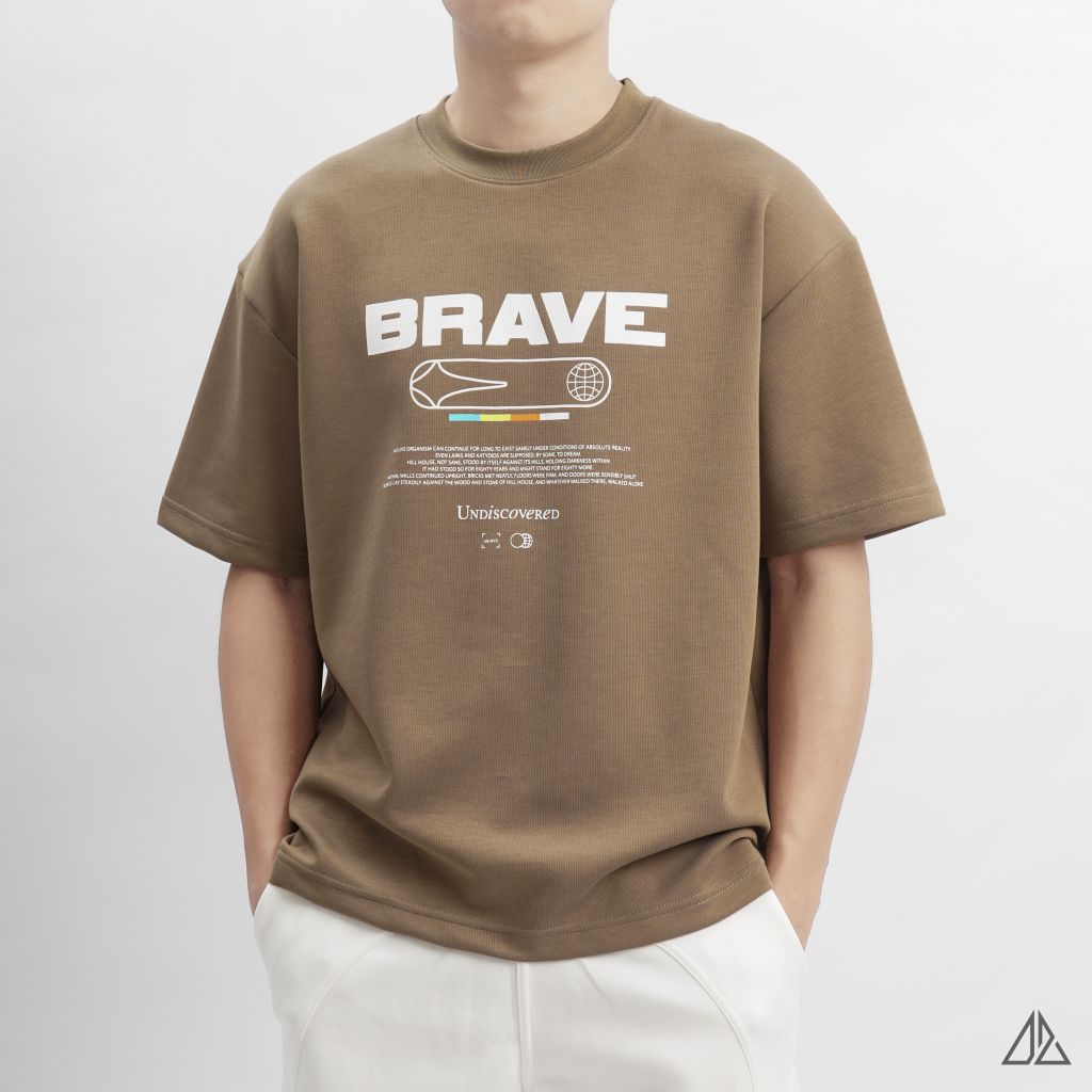 Áo thun cổ tròn in chữ Brave