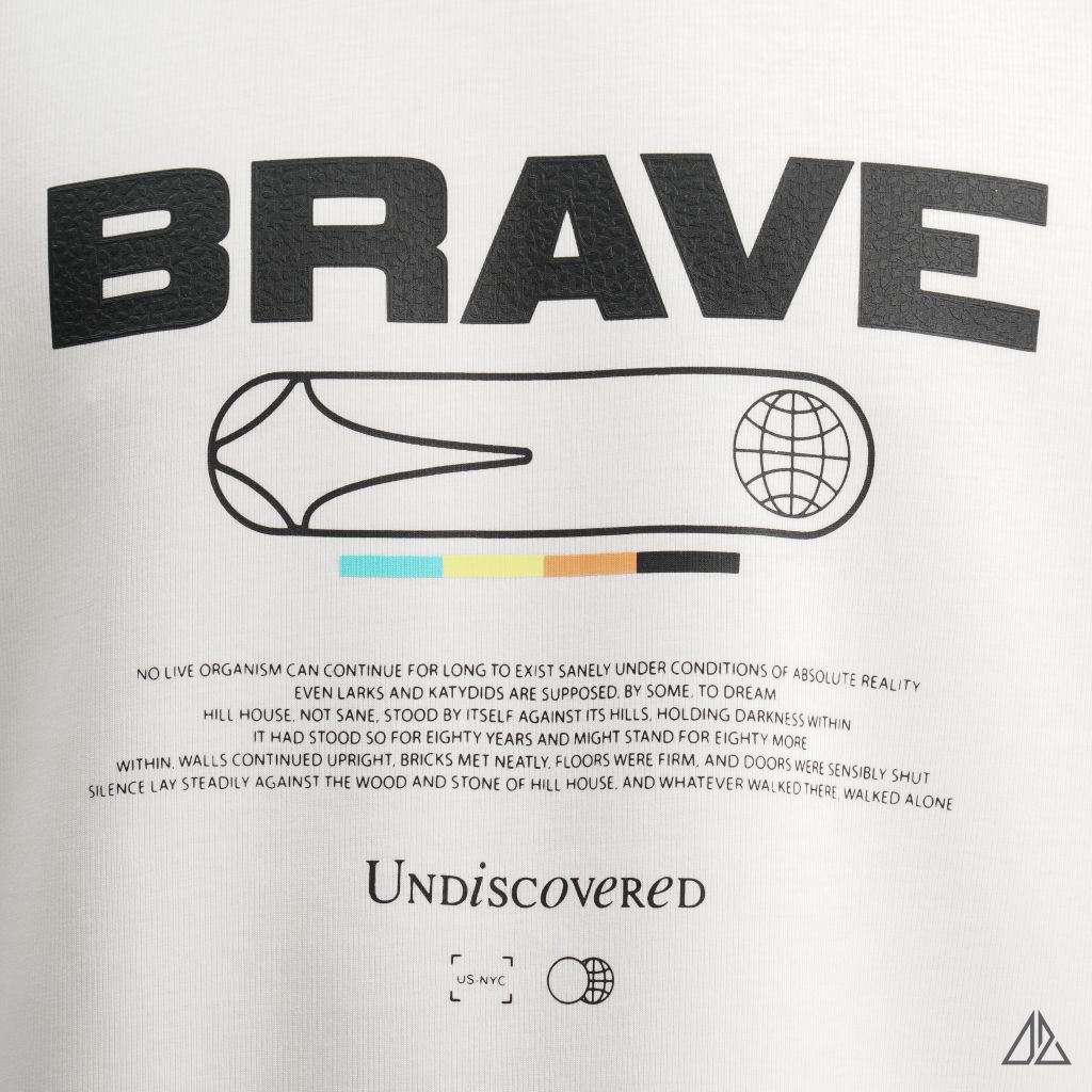 Áo thun cổ tròn in chữ Brave