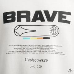 Áo thun cổ tròn in chữ Brave