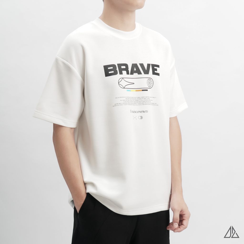 Áo thun cổ tròn in chữ Brave