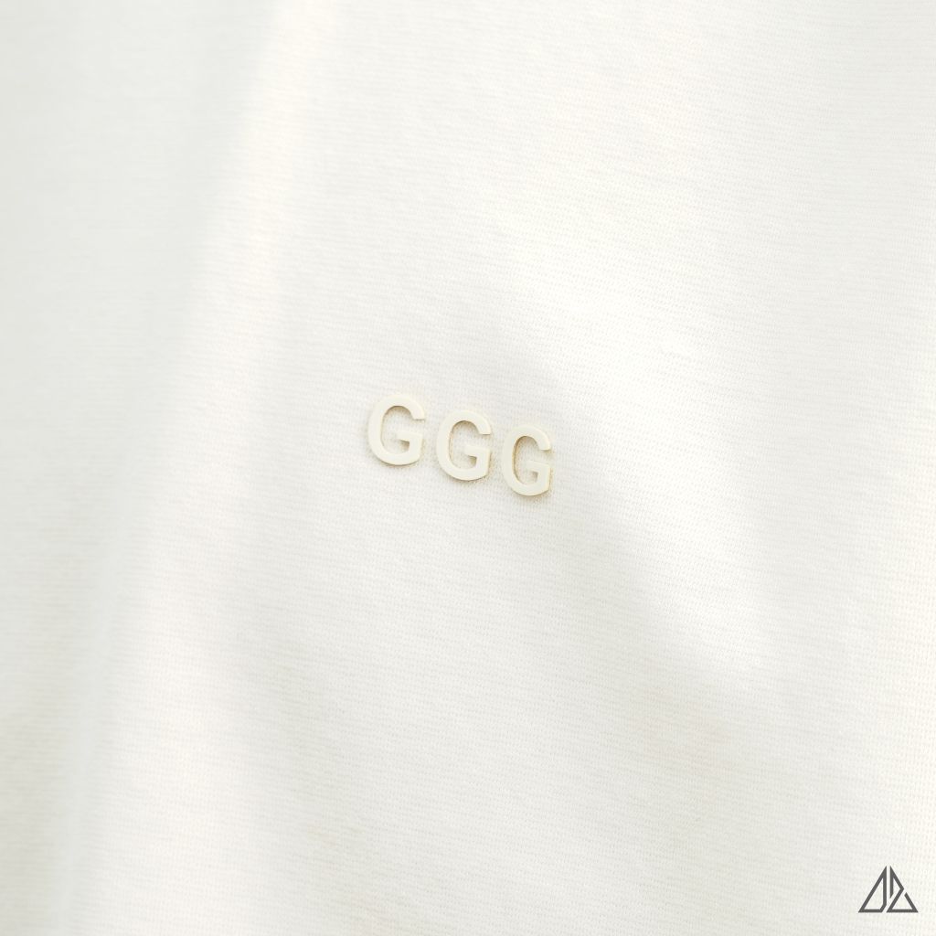 Áo thun cổ tròn in chữ nổi GGG