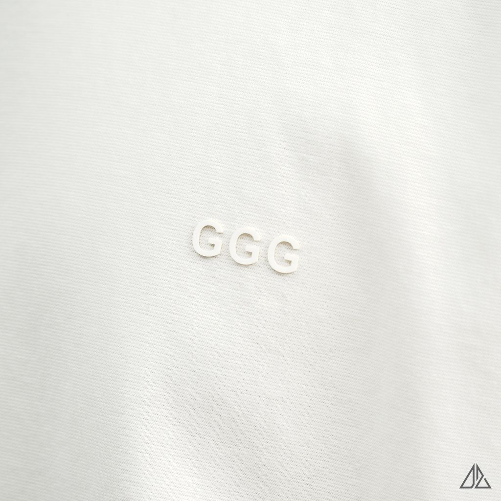 Áo thun cổ tròn in chữ nổi GGG
