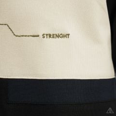 Áo polo đắp ngực kem đen thêu chữ STRENGHT
