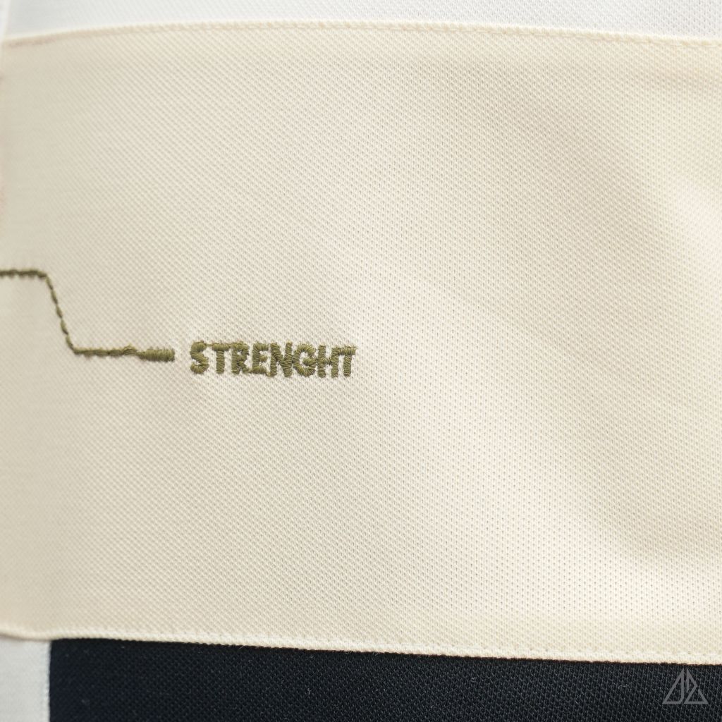 Áo polo đắp ngực kem đen thêu chữ STRENGHT