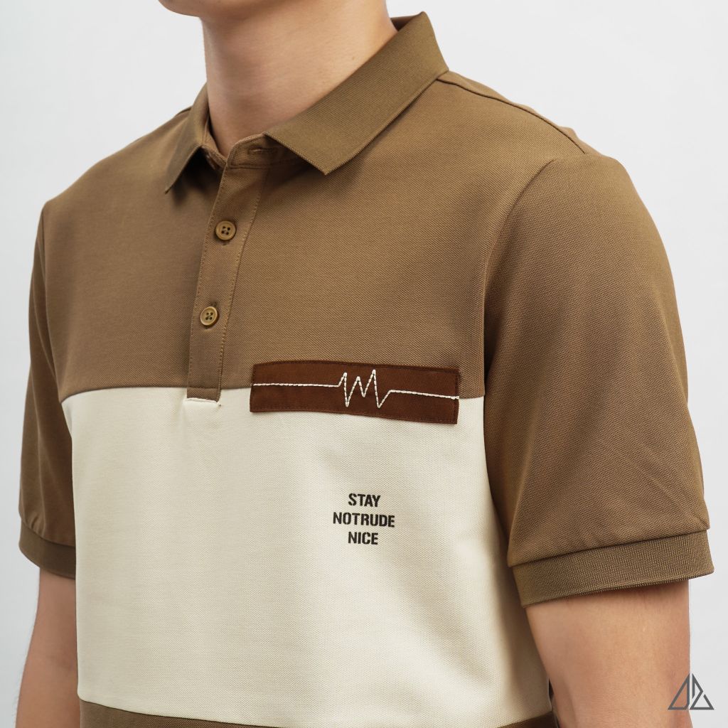 Áo polo phối ngực kem in chữ STAY NOTRUDE NICE