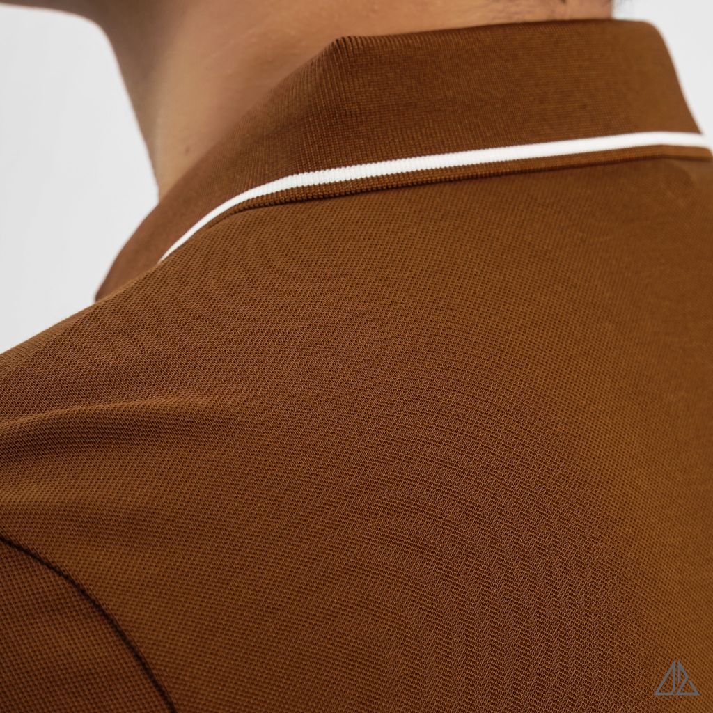 Áo polo viền cổ thêu ngực R
