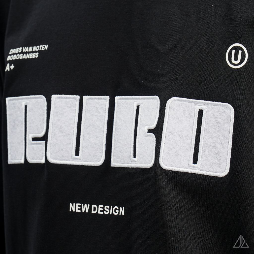 Áo thun cổ tròn thêu chữ RUBO