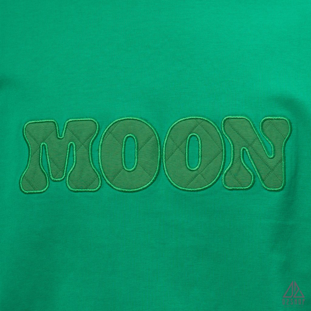 Áo thun thêu chữ MOON