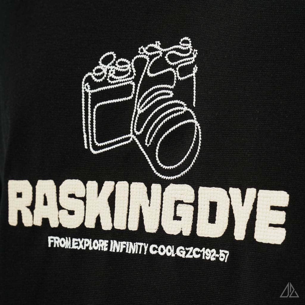 Áo thun cổ tròn thêu chữ RASKINGDYE