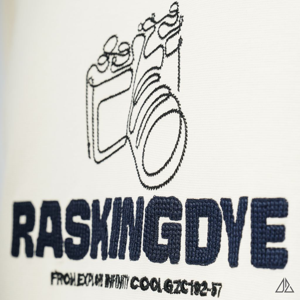 Áo thun cổ tròn thêu chữ RASKINGDYE