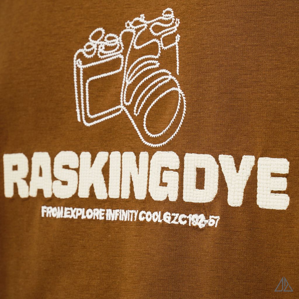 Áo thun cổ tròn thêu chữ RASKINGDYE