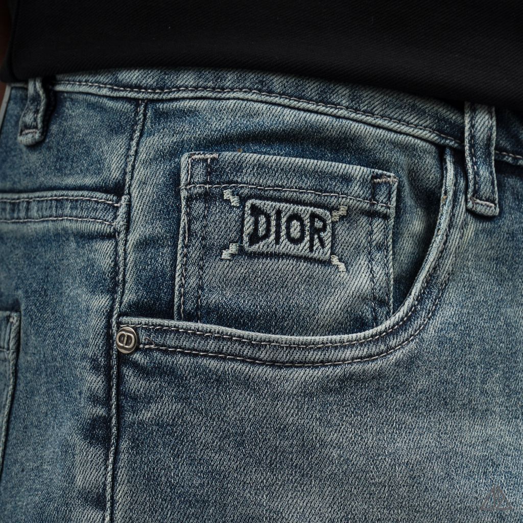 Quần jean xanh bạc dập nổi túi DR