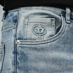 Quần jean xanh bạc túi dập nổi D