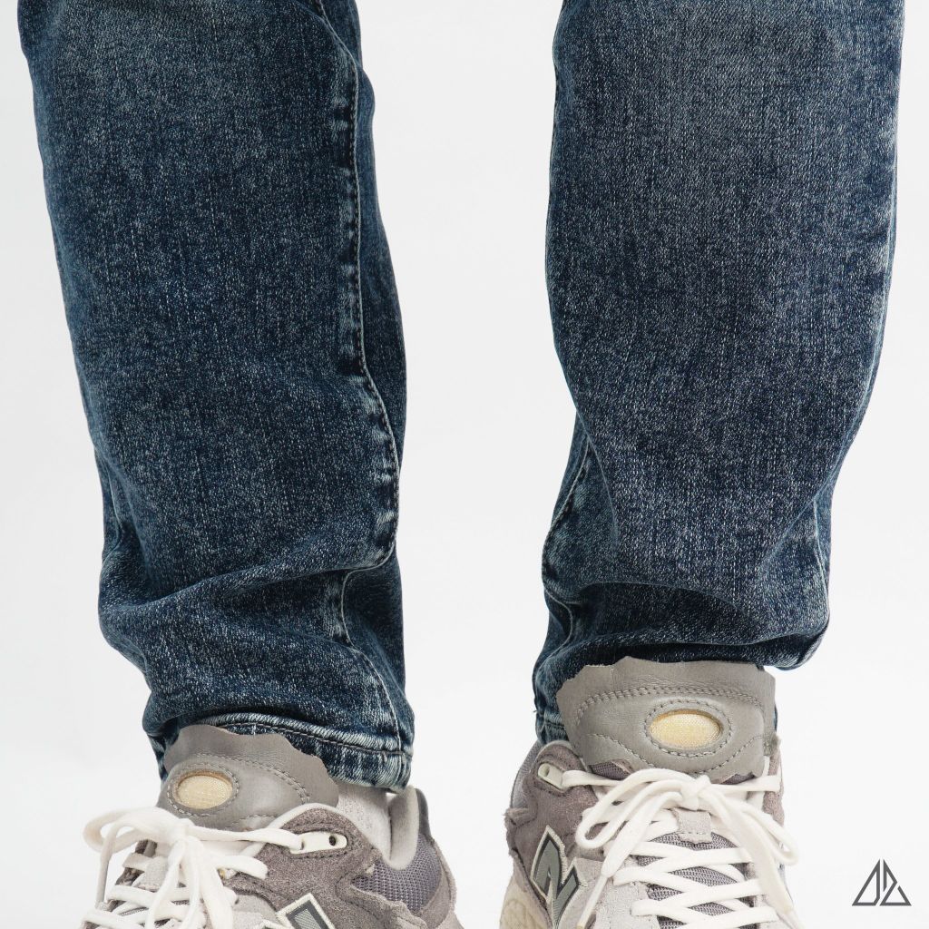 Quần jean xanh wash dập nổi túi DESIGN