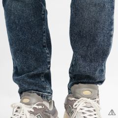 Quần jean xanh wash dập nổi túi DESIGN
