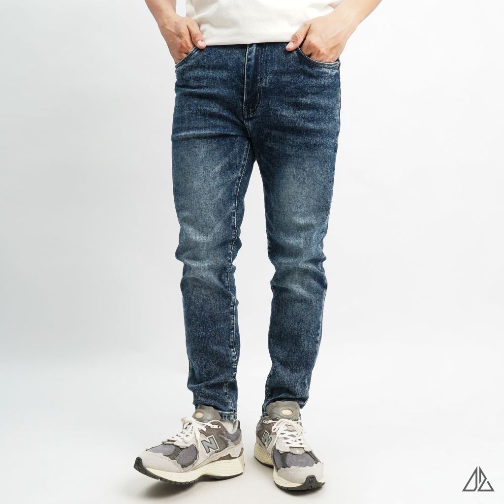 Quần jean xanh wash dập nổi túi DESIGN