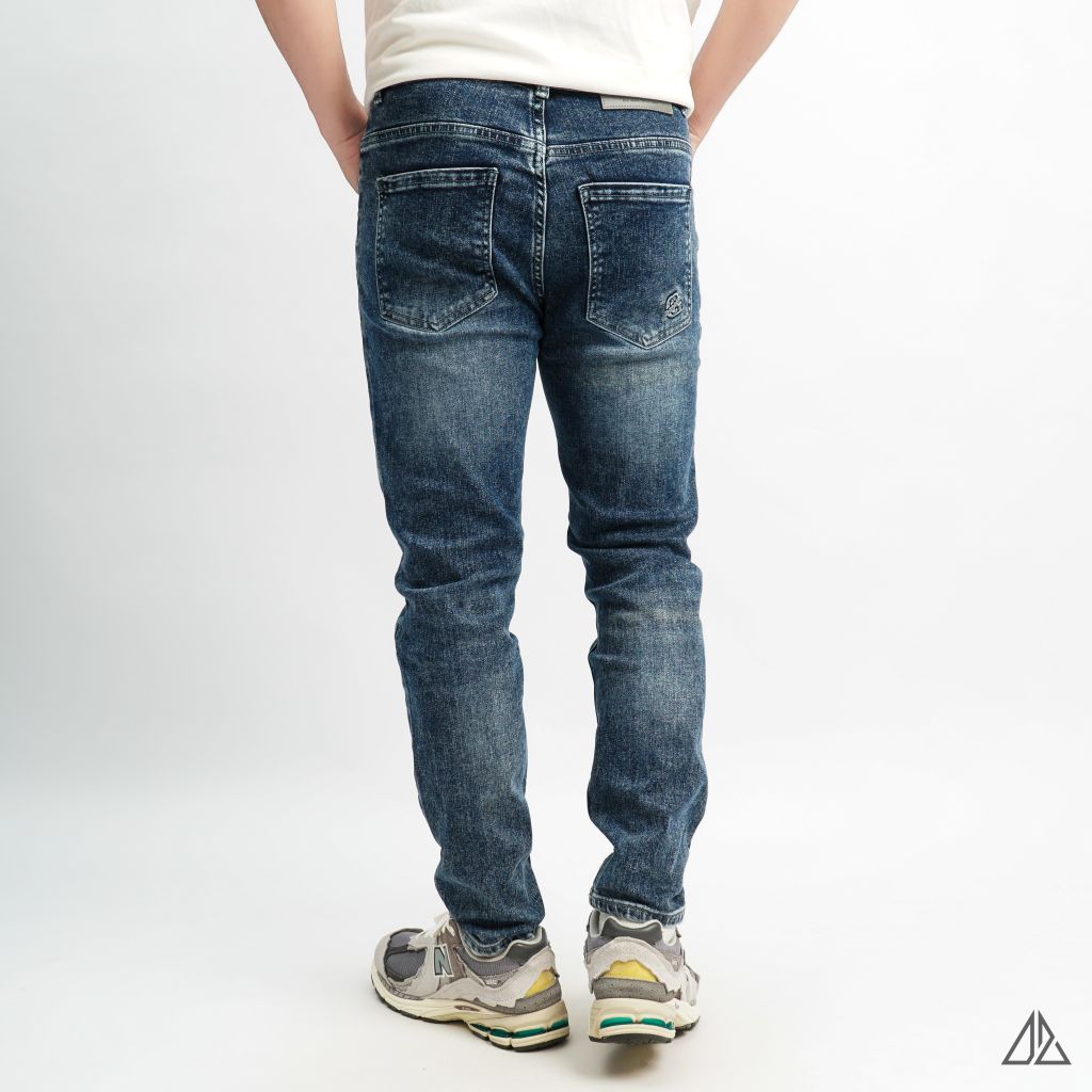 Quần jean xanh wash dập nổi túi DESIGN