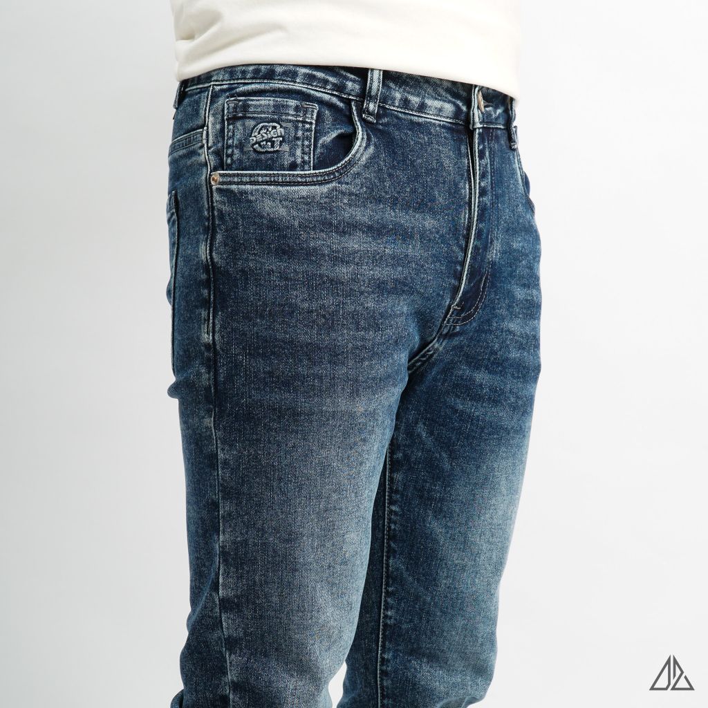 Quần jean xanh wash dập nổi túi DESIGN