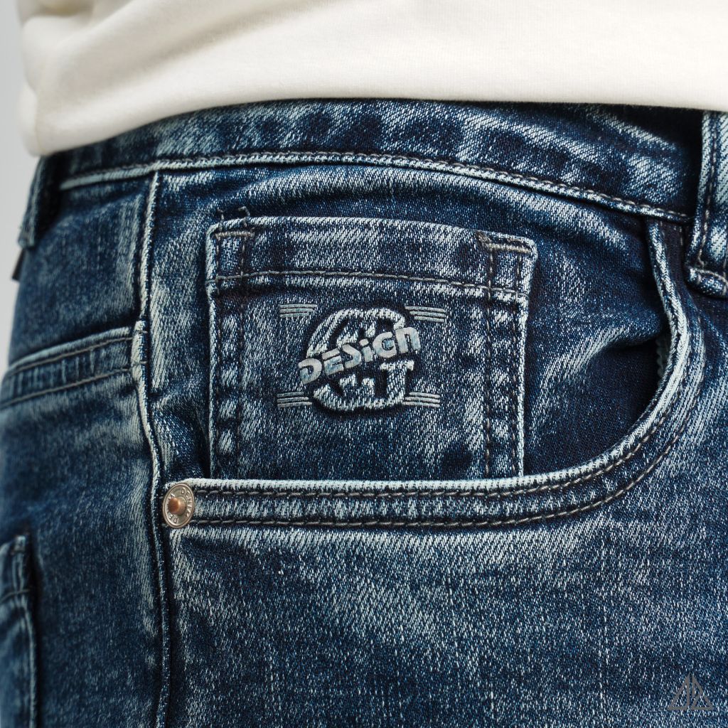 Quần jean xanh wash dập nổi túi DESIGN