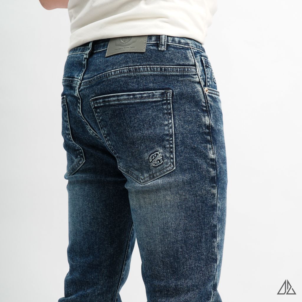 Quần jean xanh wash dập nổi túi DESIGN