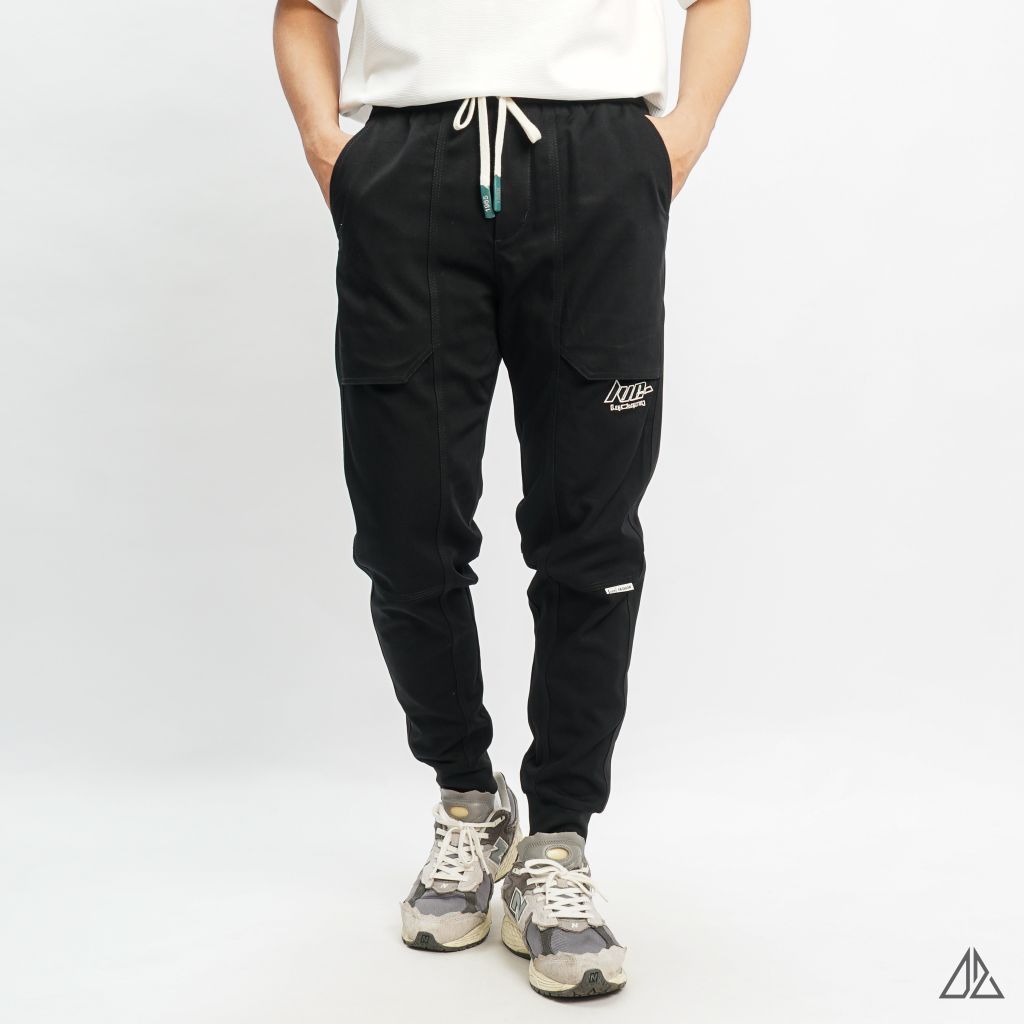 Quần jogger bo chân IVE