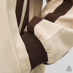Áo khoác cổ đứng phối viền sọc thêu chữ M