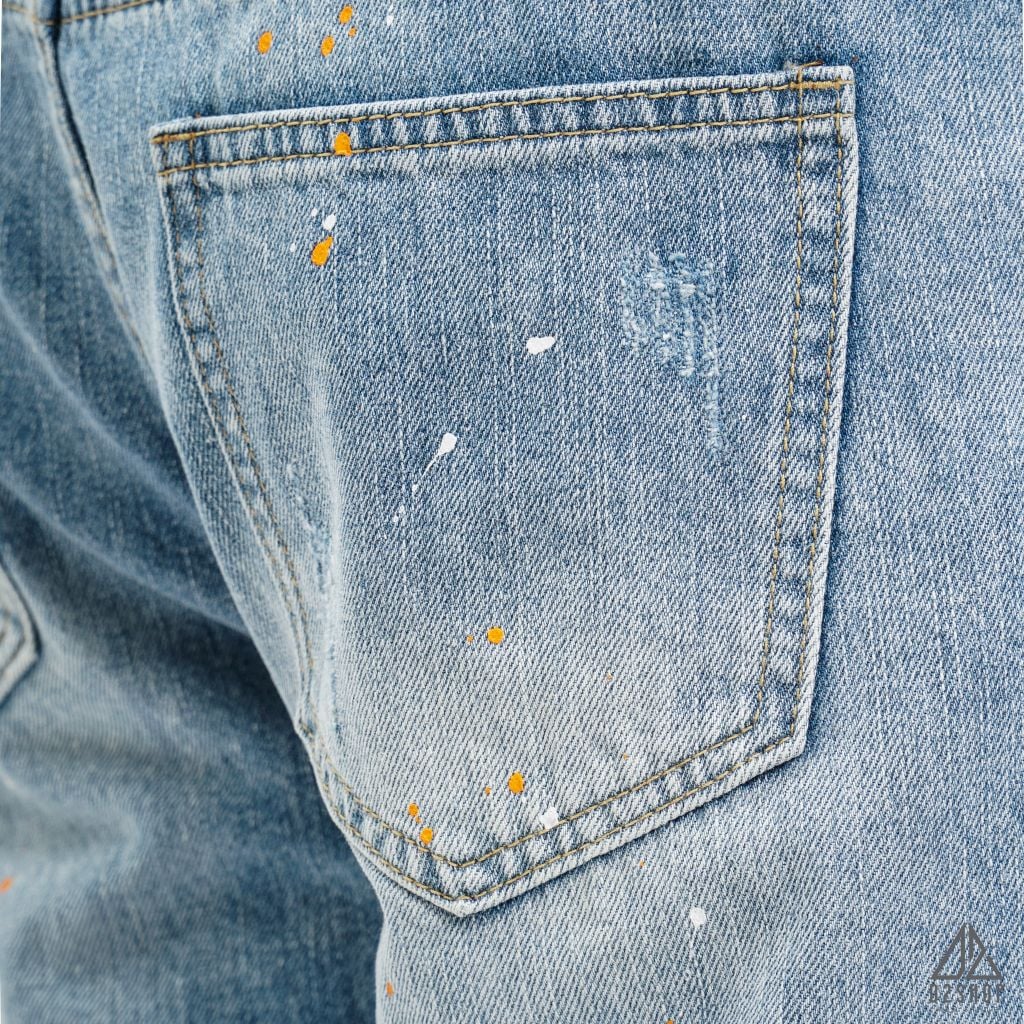 Short jean xanh bạc rách, chấm sơn