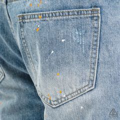 Short jean xanh bạc rách, chấm sơn