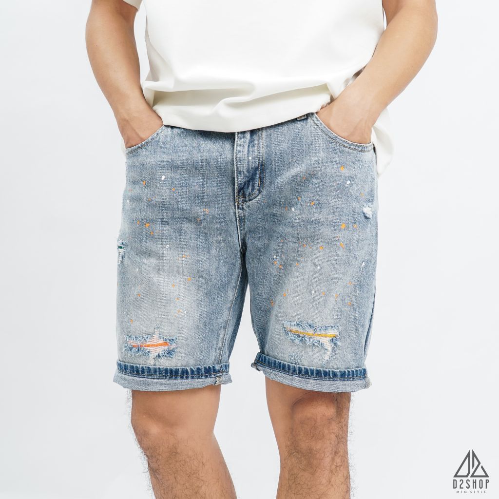 Short jean xanh bạc rách, chấm sơn