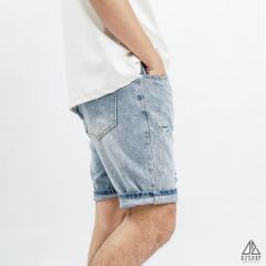 Short jean xanh bạc rách, chấm sơn