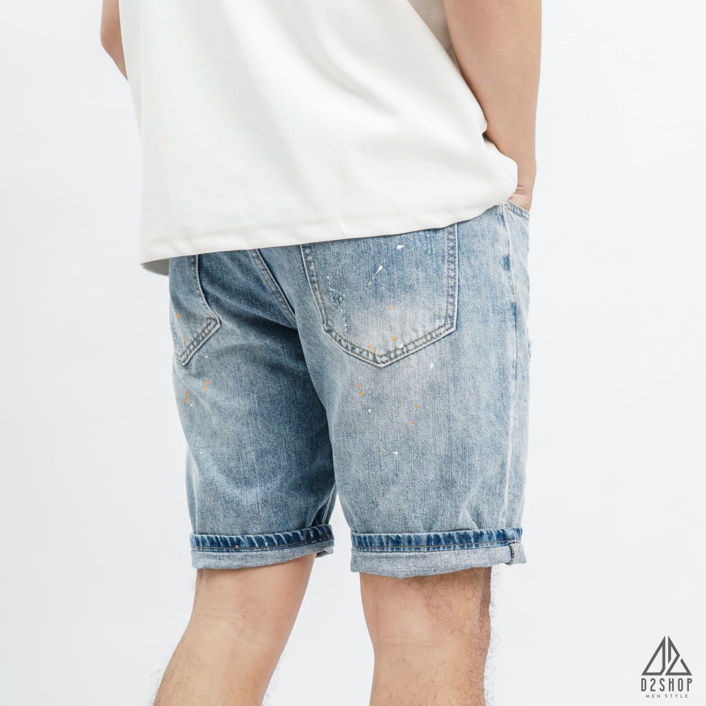 Short jean xanh bạc rách, chấm sơn