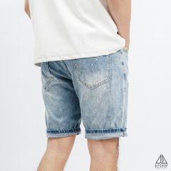 Short jean xanh bạc rách, chấm sơn