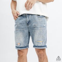 Short jean xanh bạc rách, chấm sơn