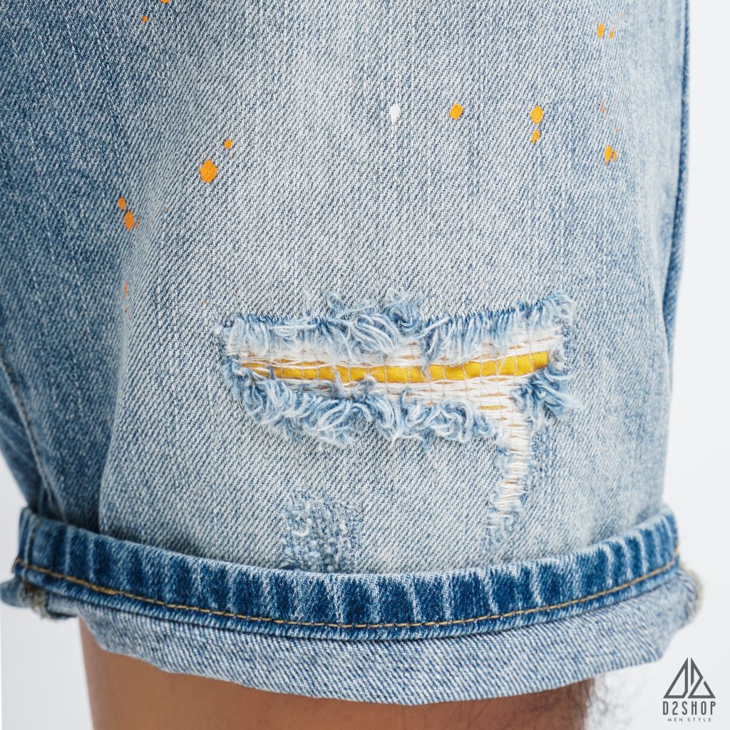 Short jean xanh bạc rách, chấm sơn