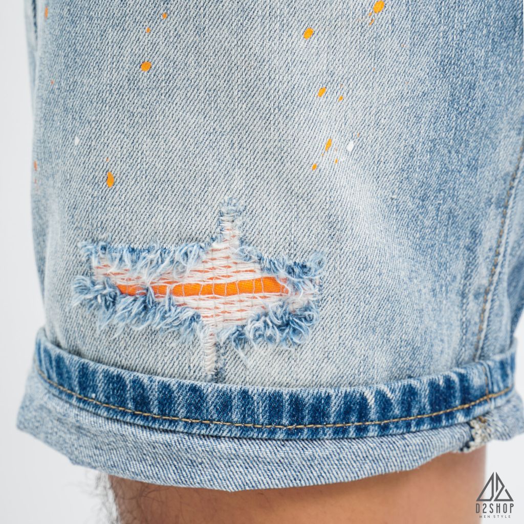 Short jean xanh bạc rách, chấm sơn