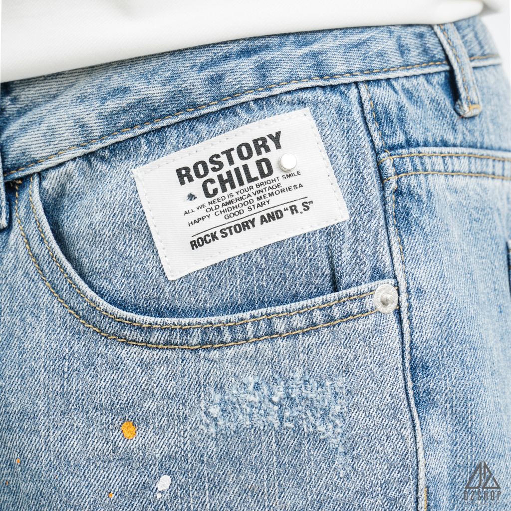 Short jean xanh bạc rách, chấm sơn