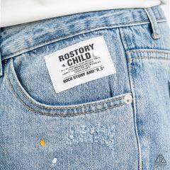 Short jean xanh bạc rách, chấm sơn