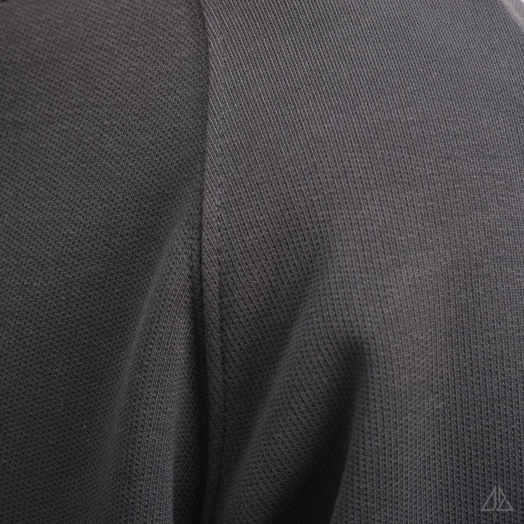 Áo thun tay dài Raglan